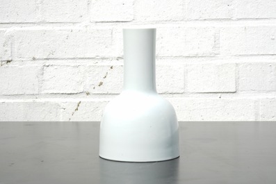 A Chinese white monochrome Dehua blanc de Chine mallet-shaped vase, Kangxi mark, 18/19th C.