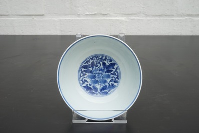 A Chinese porcelain blue and white bowl, 19/20th C.