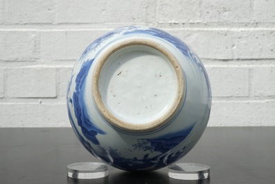 A blue and white Chinese porcelain bottle vase, Transitional, 17th C.