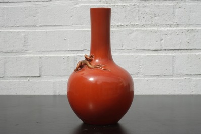 Un vase en porcelaine de Chine au fond rouge de corail, orn&eacute; d'un dragon, 19&egrave;me