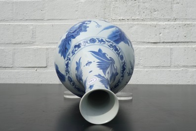 A blue and white Chinese porcelain bottle vase, Transitional, 17th C.