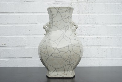 A Chinese crackle glazed guan hu-shaped vase, 18/19th C.