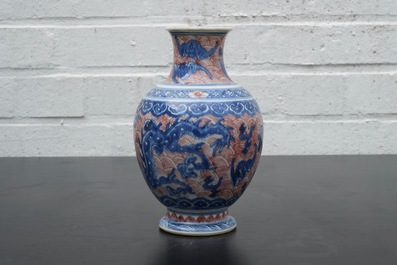 Un vase en porcelaine de Chine aux dragons en bleu et rouge, 19&egrave;me