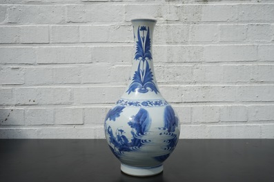 A blue and white Chinese porcelain bottle vase, Transitional, 17th C.