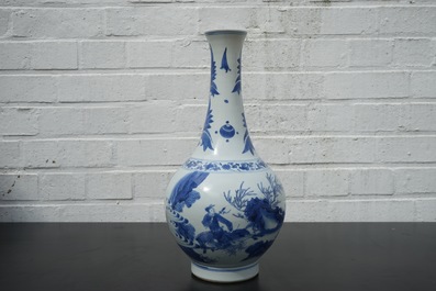 A blue and white Chinese porcelain bottle vase, Transitional, 17th C.