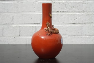 Un vase en porcelaine de Chine au fond rouge de corail, orn&eacute; d'un dragon, 19&egrave;me