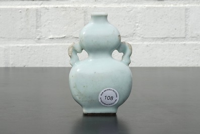 A small pale celadon-glazed vase, 18/19th C.
