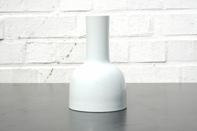 Un vase en porcelaine de Chine blanc monochrome, 18/19&egrave;me