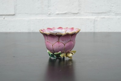 Une tasse et soucoupe en porcelaine de Chine famille rose de forme lotus, &eacute;poque Yongzheng, 1722-1735
