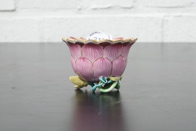 Une tasse et soucoupe en porcelaine de Chine famille rose de forme lotus, &eacute;poque Yongzheng, 1722-1735