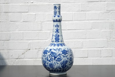 A blue and white Chinese porcelain bottle vase with floral scrolls, Transitional, 17th C.