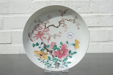 Une assiette en porcelaine famille rose au d&eacute;cor floral raffin&eacute;, &eacute;poque Yongzheng, 1722-1735