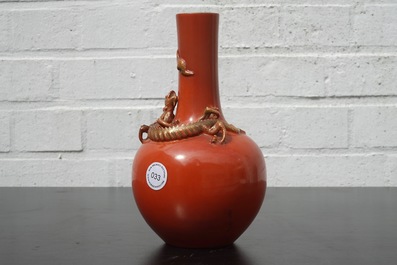 Un vase en porcelaine de Chine au fond rouge de corail, orn&eacute; d'un dragon, 19&egrave;me