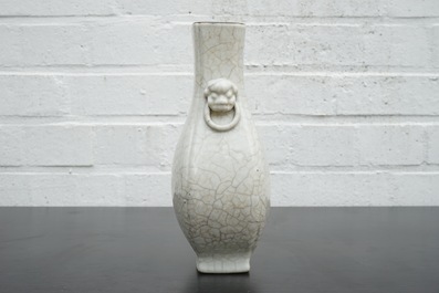 A Chinese ge-type crackle porcelain vase, 18/19th C.