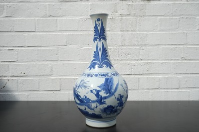 A blue and white Chinese porcelain bottle vase, Transitional, 17th C.