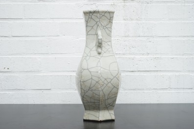 A Chinese crackle glazed guan hu-shaped vase, 18/19th C.
