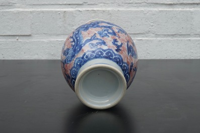 Un vase en porcelaine de Chine aux dragons en bleu et rouge, 19&egrave;me