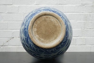 Un vase en porcelaine de Chine bleu et blanc au d&eacute;cor de dragons et &eacute;l&eacute;phants comme prises, 19/20&egrave;me si&egrave;cle