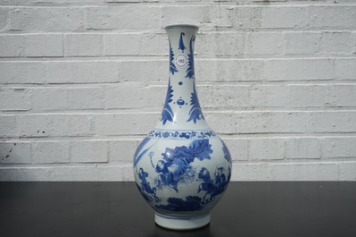 A blue and white Chinese porcelain bottle vase, Transitional, 17th C.