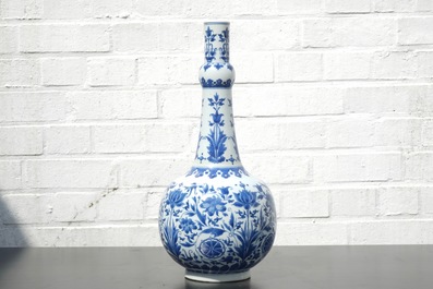 Un vase bouteille en porcelaine de Chine bleu et blanc au d&eacute;cor floral, &eacute;poque Transition, 17&egrave;me
