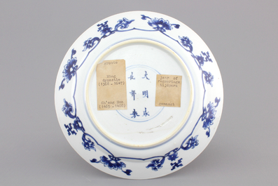 Assiette en porcelaine de Chine, bleu et blanc, &agrave; d&eacute;cor de 'La R&eacute;bellion de Rotterdam', Kangxi
