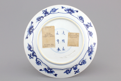 Blauw en wit bord in Chinees porselein met decor van &quot;Oproer in Rotterdam&quot; ('Rotterdam Riot'), Kangxi