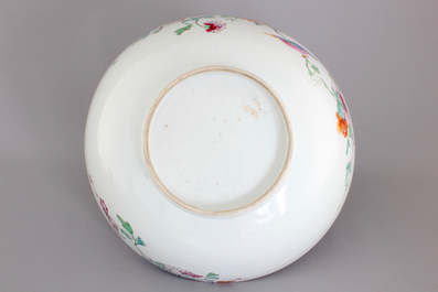 A large Chinese famille rose export porcelain bowl, Qianlong, 18th C.