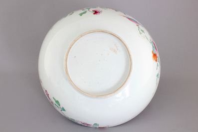 A large Chinese famille rose export porcelain bowl, Qianlong, 18th C.