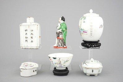 A mixed lot of Chinese porcelain, 19/20th C.: a fine teapot, a Tongzhi bowl, a tea caddy, a figure and two boxes