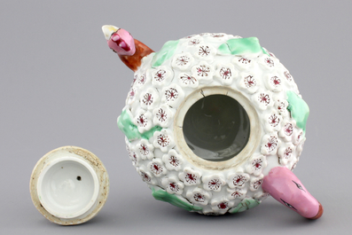A rare Chinese porcelain famille rose bird-shaped teapot, Yongzheng-Qianlong, 18th C.