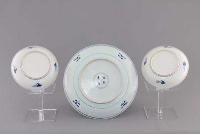 A blue and white Chinese porcelain dish and a pair of small plates, 18/19th C.