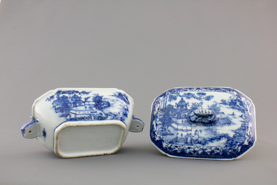 A small Chinese blue and white tureen on stand, Qianlong, 18th C.