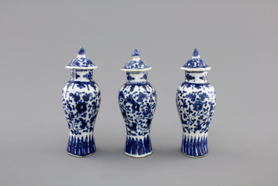 Three small blue and white Chinese porcelain vases and cover, 18/19th C.
