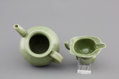 A Ming dynasty celadon glazed jug, 16/17th C. together with a helmet-shaped export porcelain jug, ca. 1780-1800