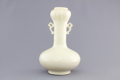 A Chinese Cizhou cream-glazed archaic form vase, 16/18th C.