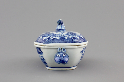 A small Chinese blue and white tureen on stand, Qianlong, 18th C.