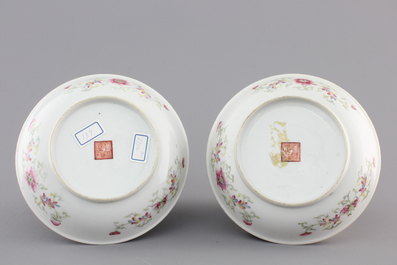 A pair of Chinese famille rose saucer plates, 19/20th C.