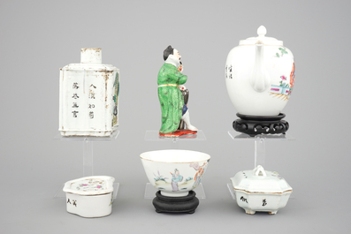 A mixed lot of Chinese porcelain, 19/20th C.: a fine teapot, a Tongzhi bowl, a tea caddy, a figure and two boxes