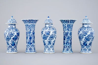 A blue and white Chinese porcelain garniture of 5 vases, Kangxi, 18th C.