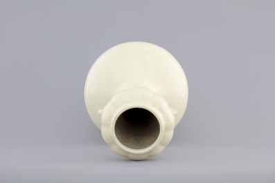 A Chinese Cizhou cream-glazed archaic form vase, 16/18th C.