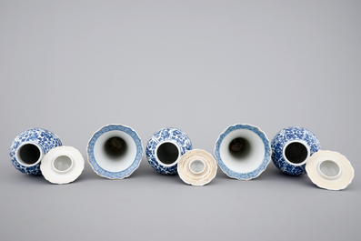 A blue and white Chinese porcelain garniture of 5 vases, Kangxi, 18th C.