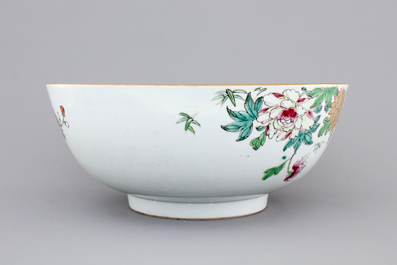 A large Chinese famille rose export porcelain bowl, Qianlong, 18th C.