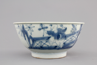 A Chinese blue and white Ming dynasty plate and a Tek Sing cargo shipwreck bowl, 18th C.