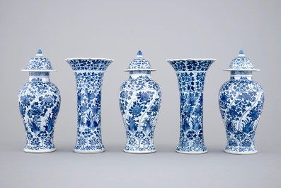 A blue and white Chinese porcelain garniture of 5 vases, Kangxi, 18th C.