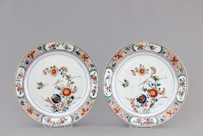 A pair of Chinese famille verte plates, Kangxi, and a famille rose plate, 19/20th C.