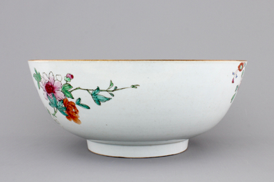 A large Chinese famille rose export porcelain bowl, Qianlong, 18th C.