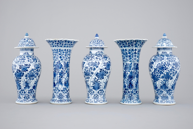 A blue and white Chinese porcelain garniture of 5 vases, Kangxi, 18th C.