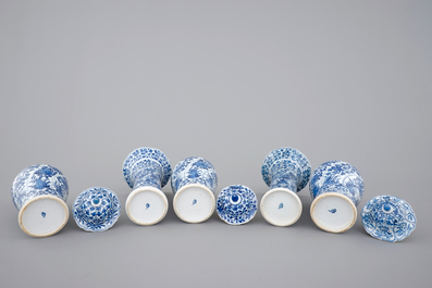 A blue and white Chinese porcelain garniture of 5 vases, Kangxi, 18th C.