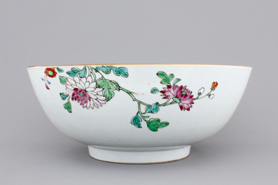 A large Chinese famille rose export porcelain bowl, Qianlong, 18th C.