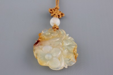 A Chinese carved agate pendant, 19/20th C